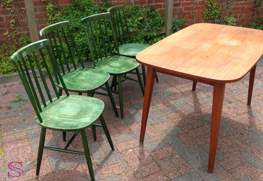Tisch und Stühle mid-century