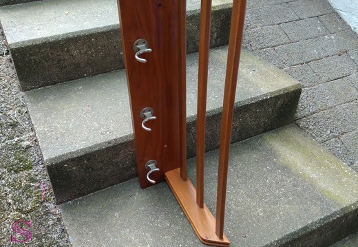 Holzgarderobe mit Ablage