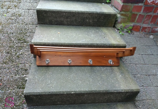 Holzgarderobe mit Ablage